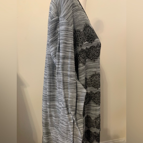 Alfred Dunner plus size 3x gorgeous grey laced design top - Picture 4 of 7